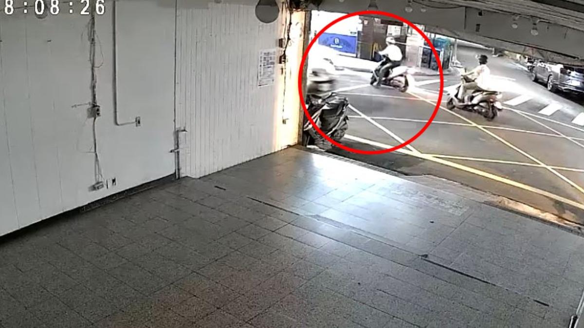 一名機車騎士本想停下閃避曾男車輛,怎料竟直接連人帶車被撞飛。(圖/翻攝自「我是東湖人」臉書)