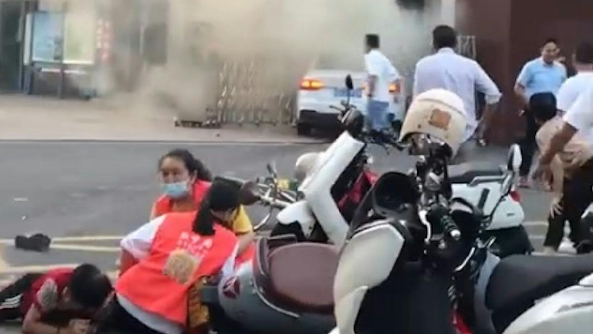 恐怖!陸1小學驚傳「家長開車撞校門」 釀1死8傷畫面曝光