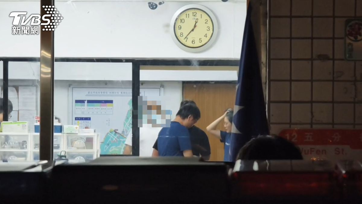 曾姓少年父親（白衣）趕赴分局，神情凝重。（圖／TVBS）