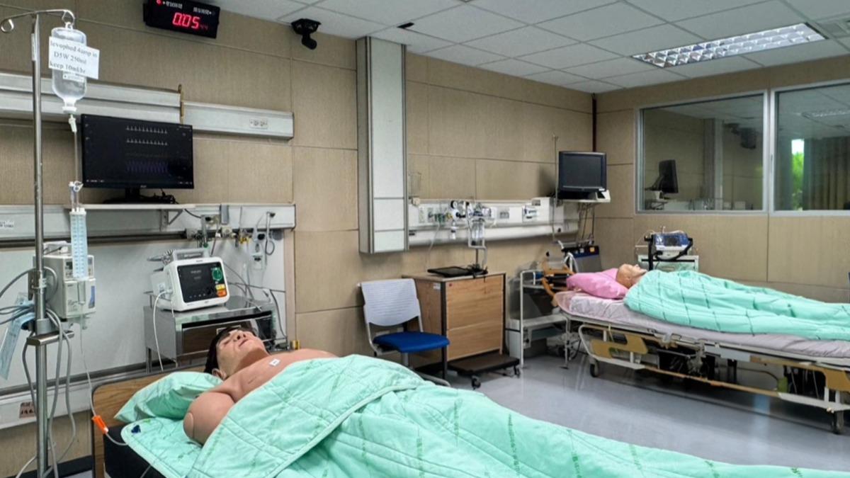 校內設有通過國家考場認證的「醫學模擬教學暨臨床技能訓練中心」。（圖／中山醫學大學提供）
