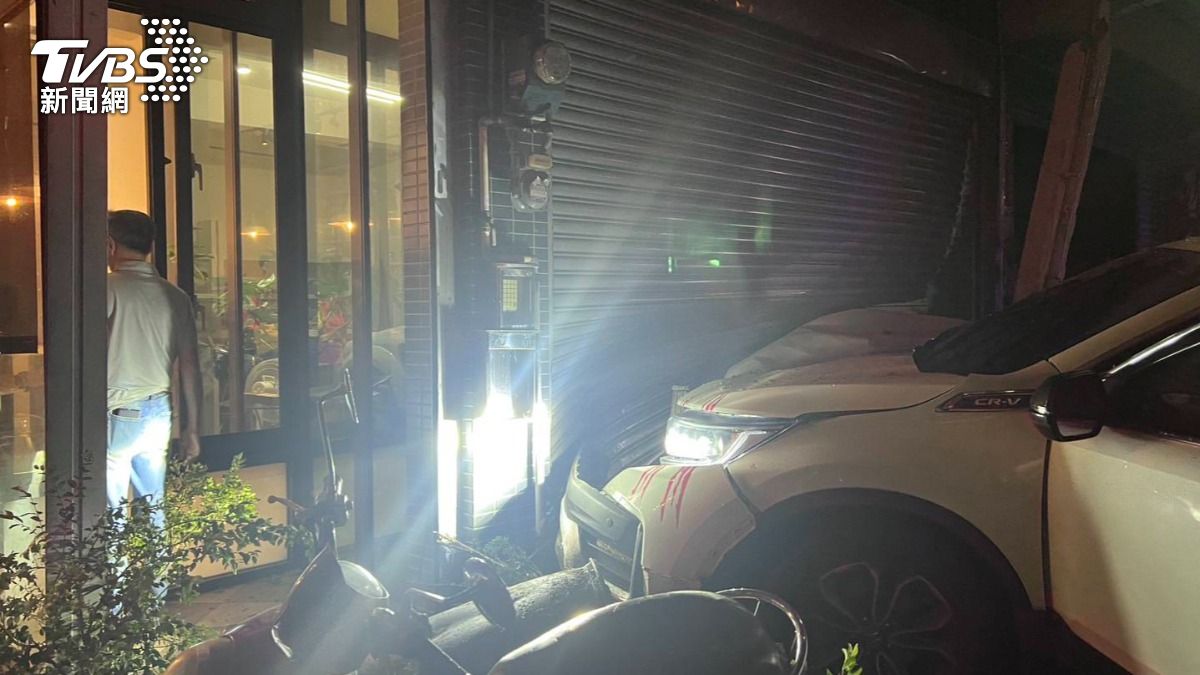 許男在路旁抽菸,面對猛然衝過來的轎車完全來不及閃。(圖/TVBS)