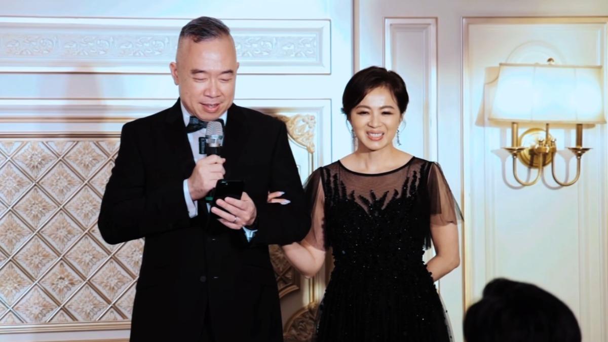 施羽現任老公David為新人獻上祝福,幽默又溫馨的發言感動全場賓客。(圖/翻攝自施羽臉書)