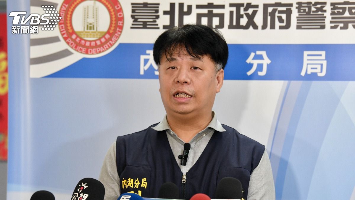 內湖分局偵察隊長闕育任說明少年無照駕駛三死重大車禍初步調查情形。(圖／胡瑞麒攝)