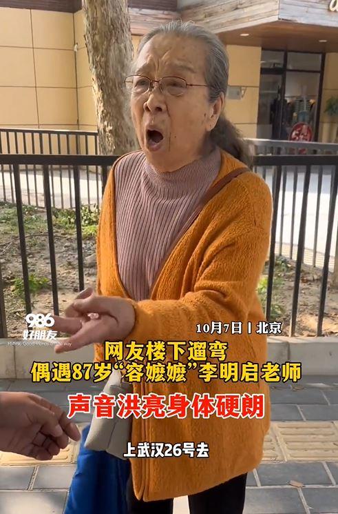 網友偶遇87歲的李明啟，聲音宏亮身體硬朗。（圖／翻攝自抖音@986路上好朋友）