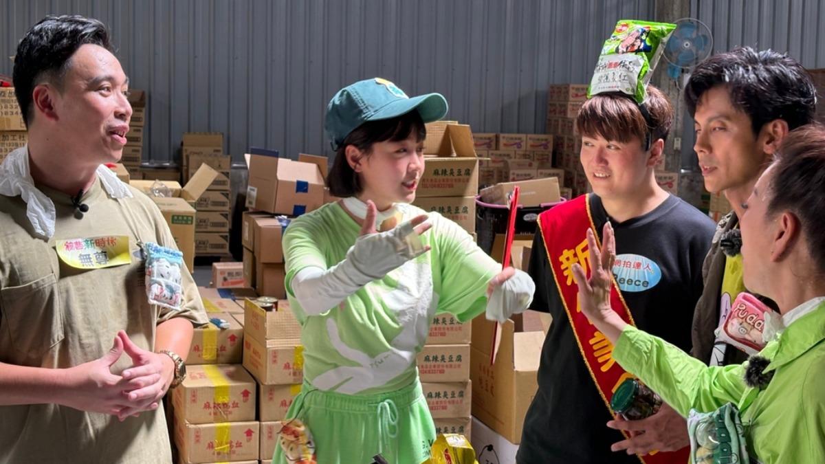 籃籃(左二)找貨速度超級快,卻遭吳尊(最左)拖累。(圖/民視提供)