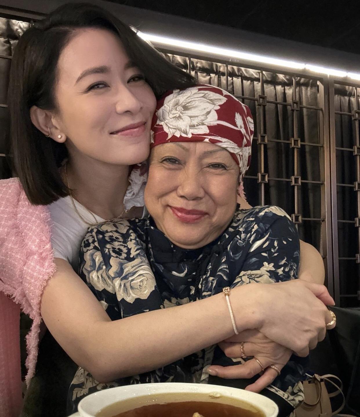 佘詩曼與媽媽感情深厚。(圖/翻攝自IG@charmaine_sheh)