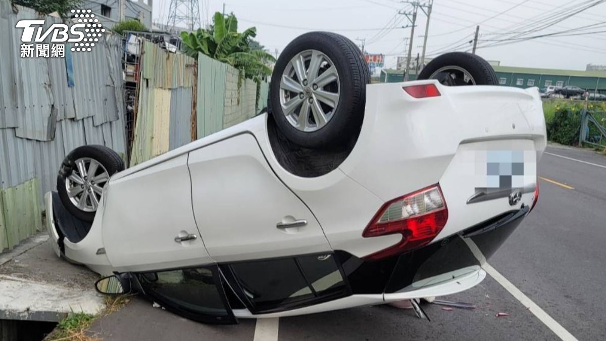 有片/離譜!台中男開車「一邊睡」 自撞圍牆四輪朝天