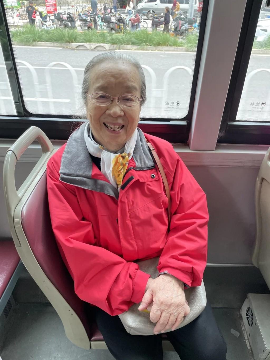 網友在公車上偶遇李明啟。（圖／小紅書@張小珂）