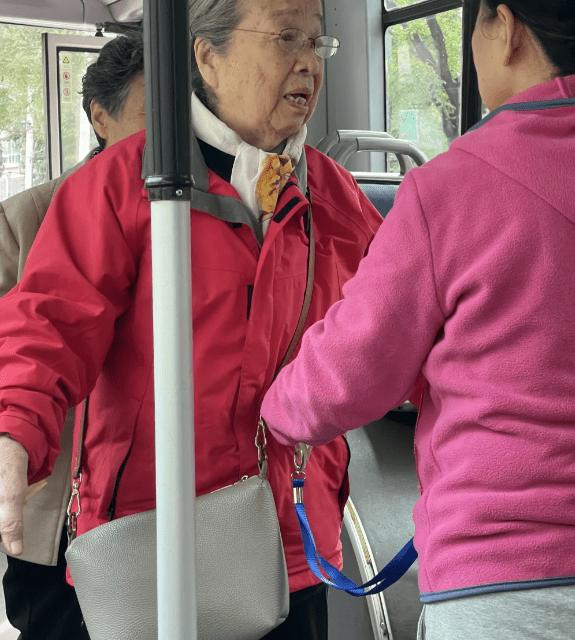 網友在公車上偶遇李明啟。（圖／小紅書@張小珂）