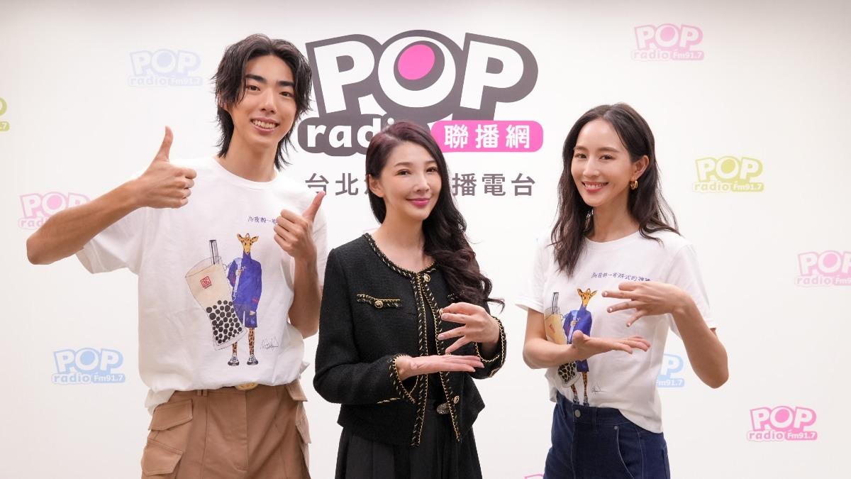 張鈞甯和郭品希接受主持人林書煒訪問。(圖/POP Radio提供)