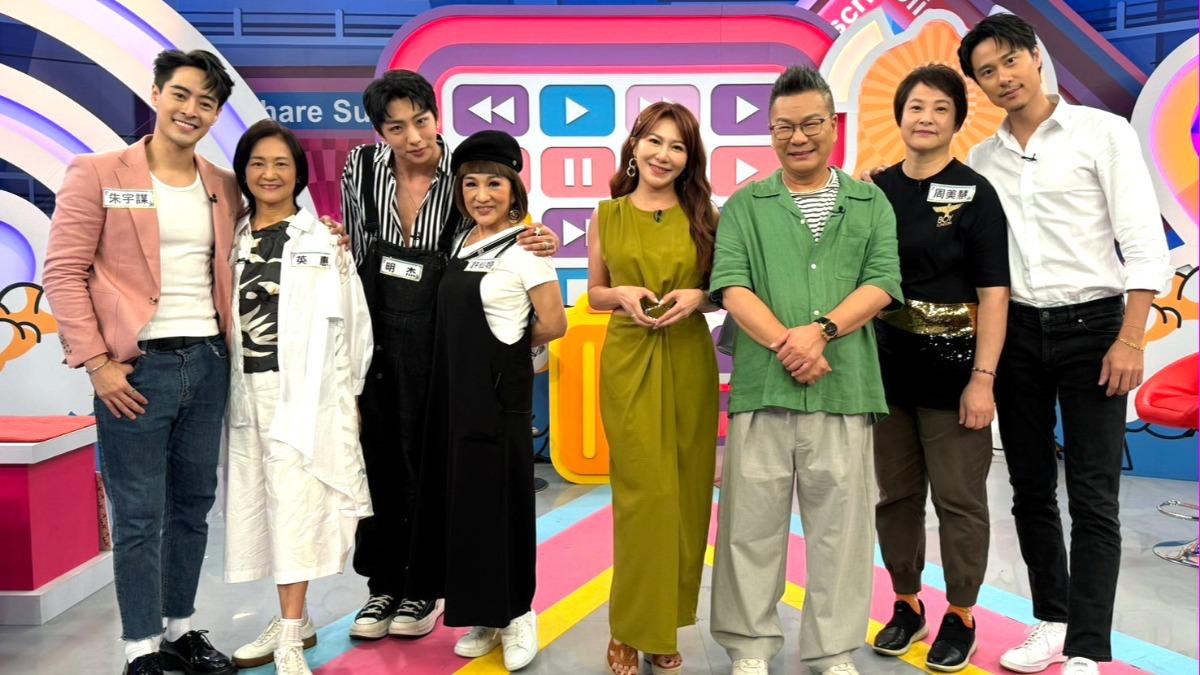 朱宇謀(最左)、許明杰(左三)、劉書宏(最右)登上《甄心分享小琳鐺》向母親懺悔。(圖/緯來戲劇台提供)