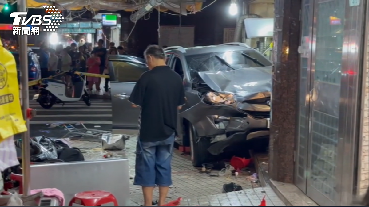 少年偷開車撞進東湖市場知名臭豆腐店面。(圖/TVBS)