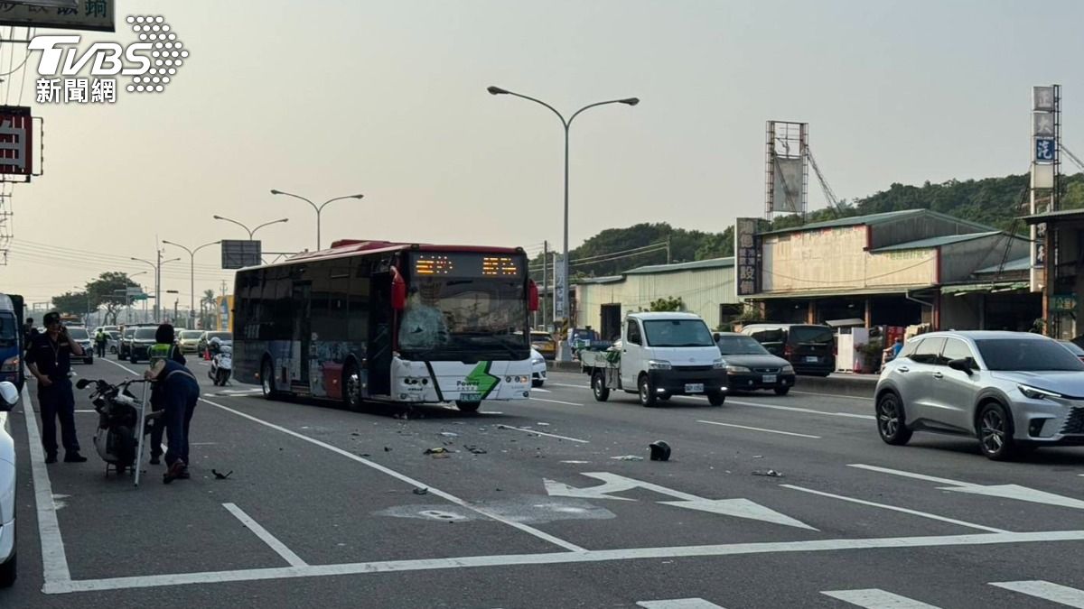 有片/白天打零工晚上顧母!台中男逆向遭公車撞死 奪命畫面曝