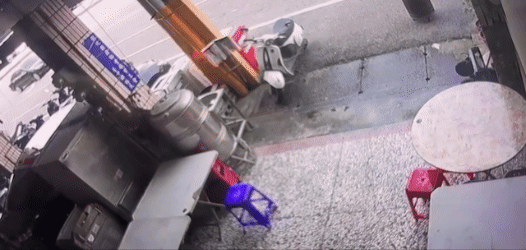 洪男因不明原因逆向騎機車,結果遭閃避不及的公車駕駛撞死。(圖/民眾提供)