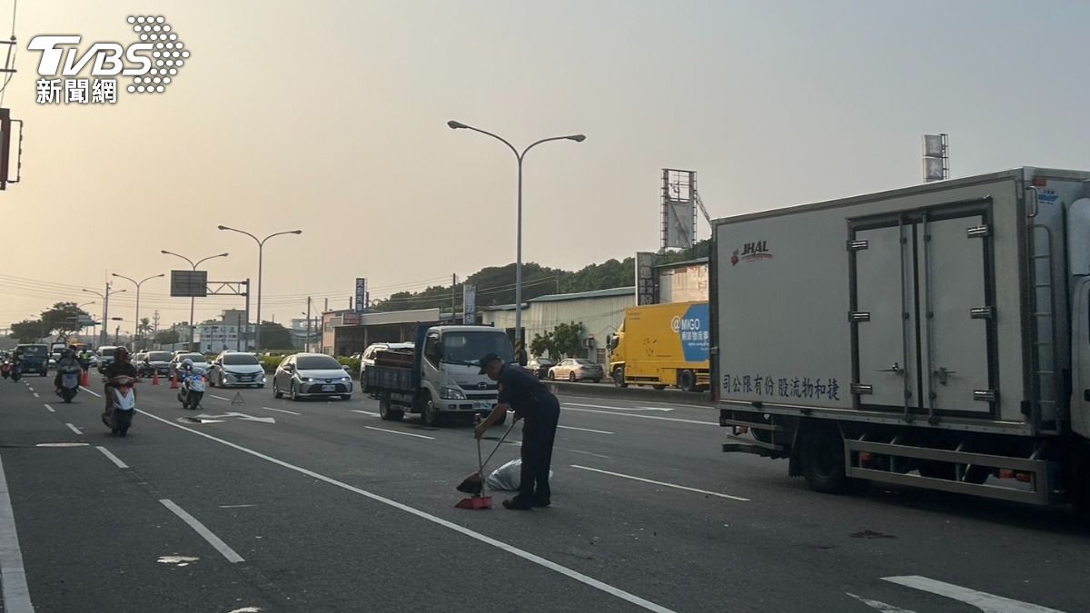 機車零件散落路面。(圖/林冠丞攝)