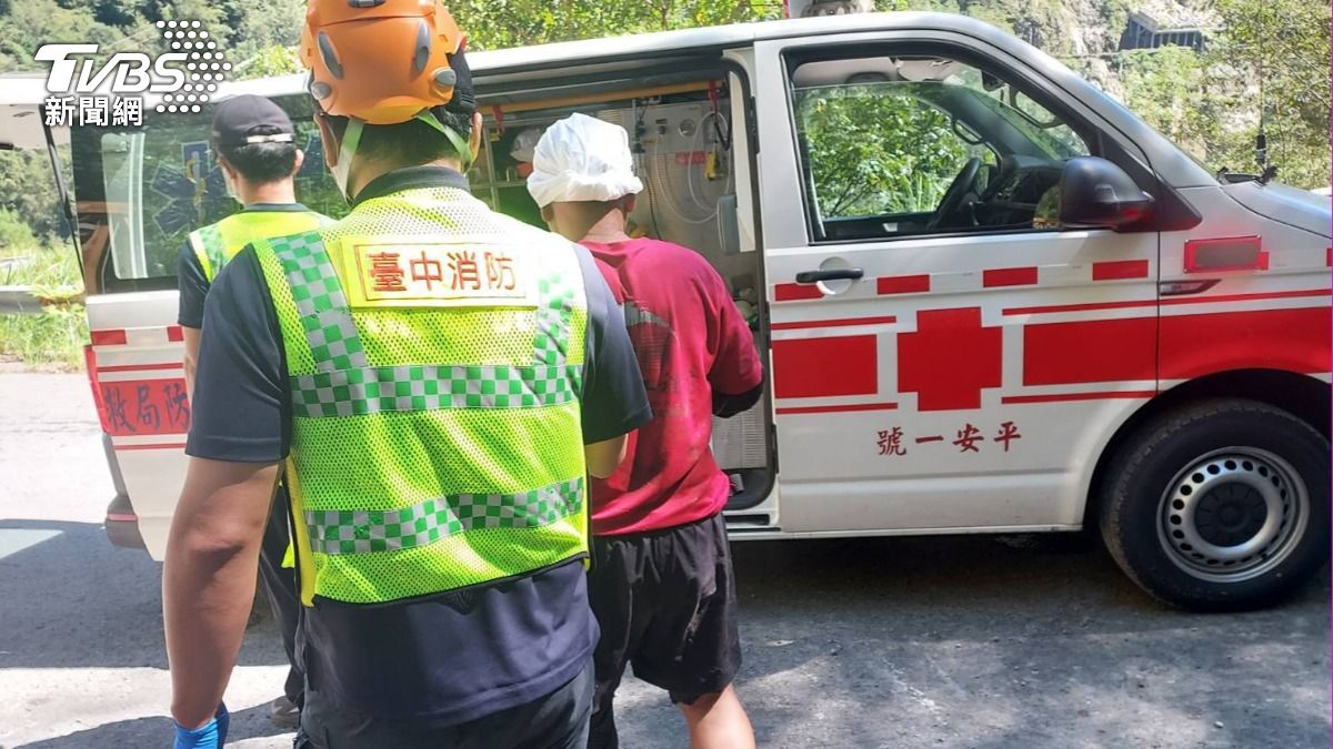台電承包商除草「踩到青苔」墜30米邊坡 頭部撕裂傷急送醫