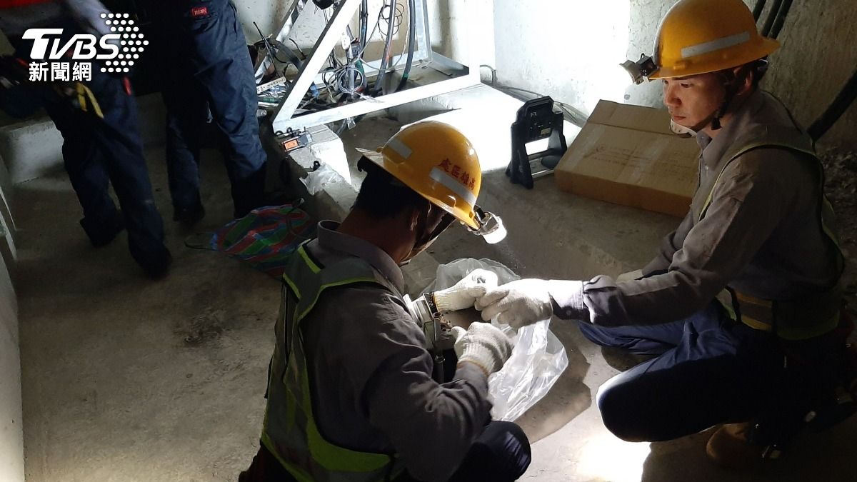 台電人員獲報緊急搶修,目前全數已恢復供電。(圖/TVBS)