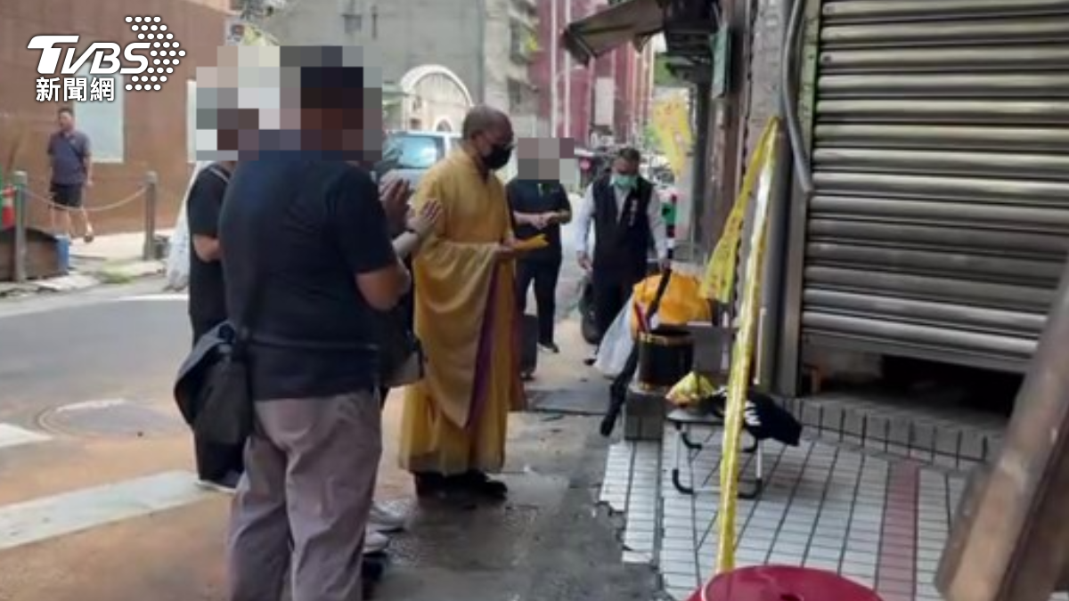 內湖15歲少年「無照飆車」釀3死 臭豆腐店外家屬悲泣招魂