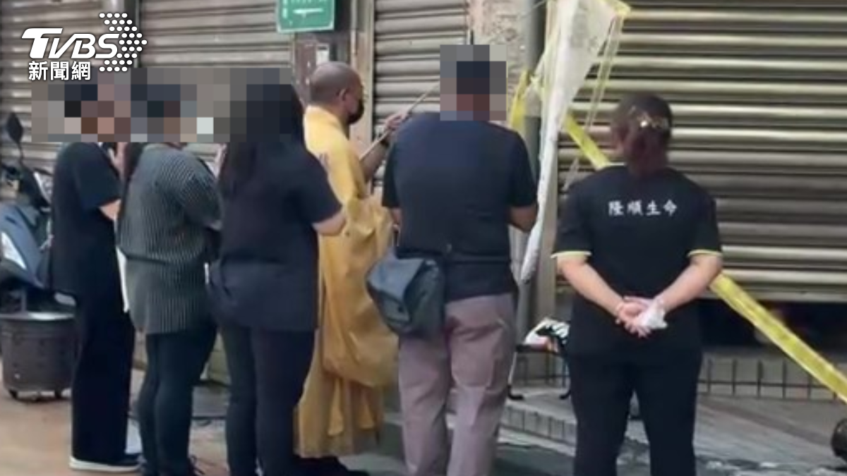 家屬雙手合十希望順利招回家人魂魄。(圖/TVBS)