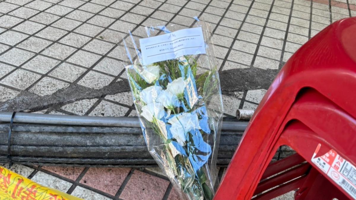 15歲少年車禍毀3家庭!臭豆腐店外 民眾放「白桔梗」哀悼