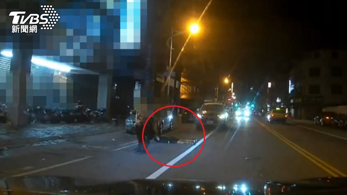 有片／花防部士兵嗆「看三Ｘ」後搭車　遭學弟拖下車痛毆在地　