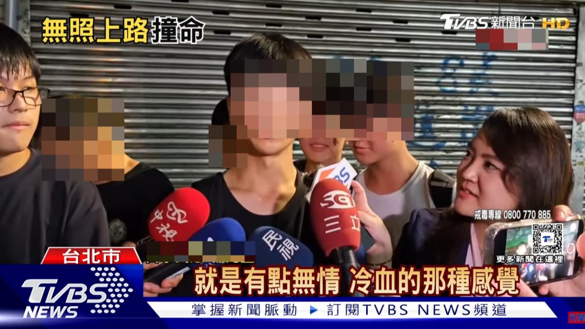 曾姓少年的國中同學受訪時，後方友人不斷嘻笑。（圖／TVBS資料畫面）