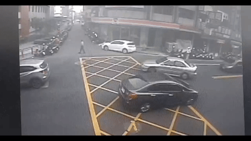 無照的陳男騎機車撞走在路上的郭男。(圖/TVBS)