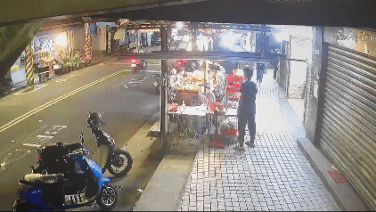 快訊/內湖3死車禍最新奪命瞬間曝光 藍衣男路人與死神擦肩