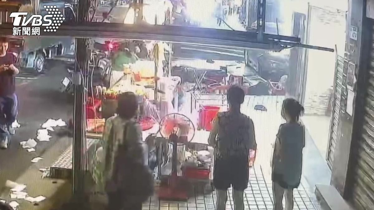 事發現場被撞得滿目瘡痍。（圖／翻攝畫面）