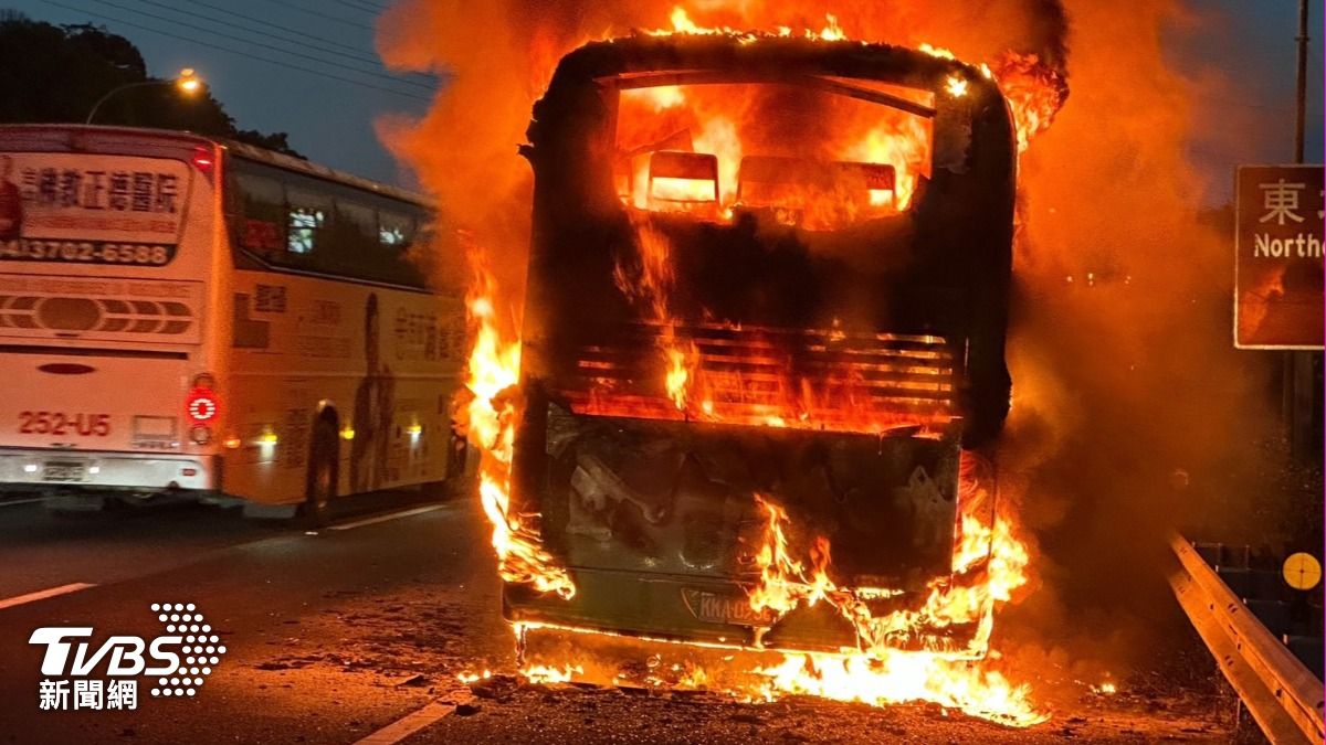 3個月前也冒煙!國道客運火燒車「43人逃命」 她揭內幕:出不去
