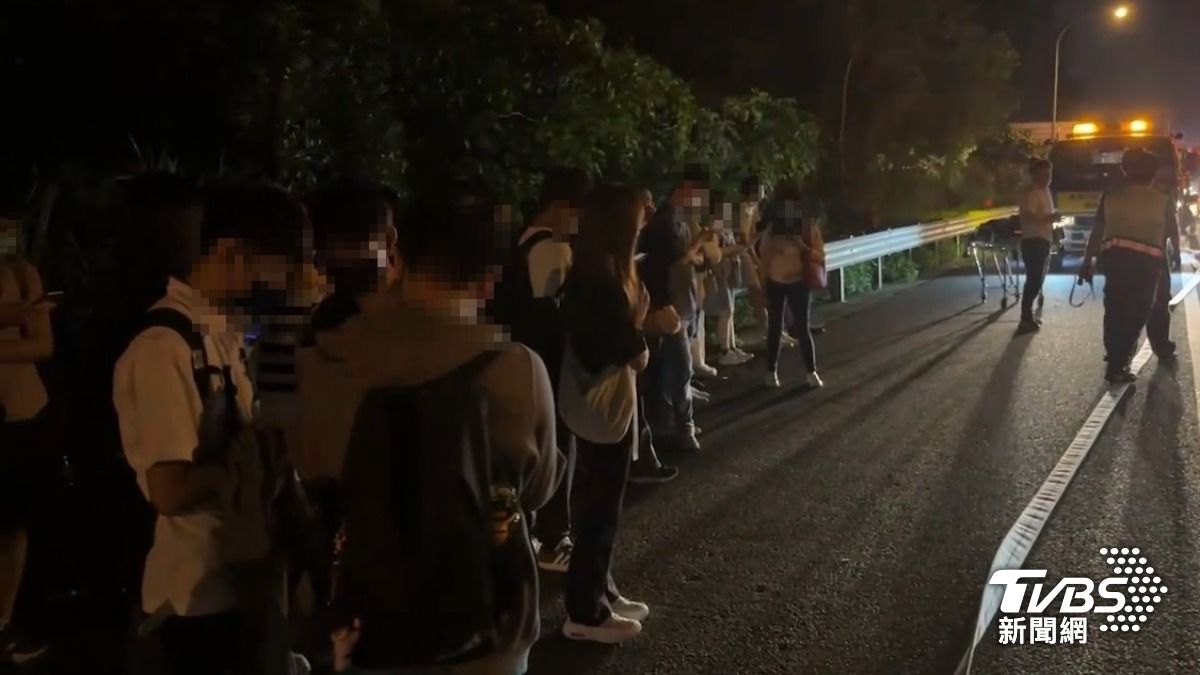43名乘客及司機皆已疏散。（圖／TVBS）