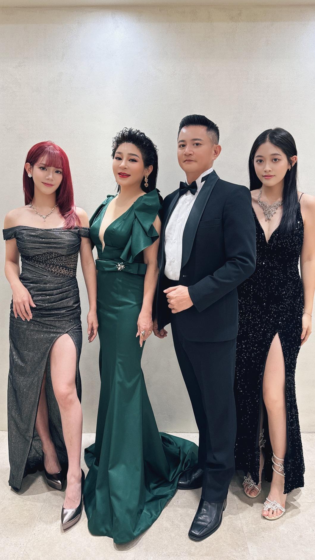 王彩樺一家四口。(圖/J2 Plus婚紗攝影提供)