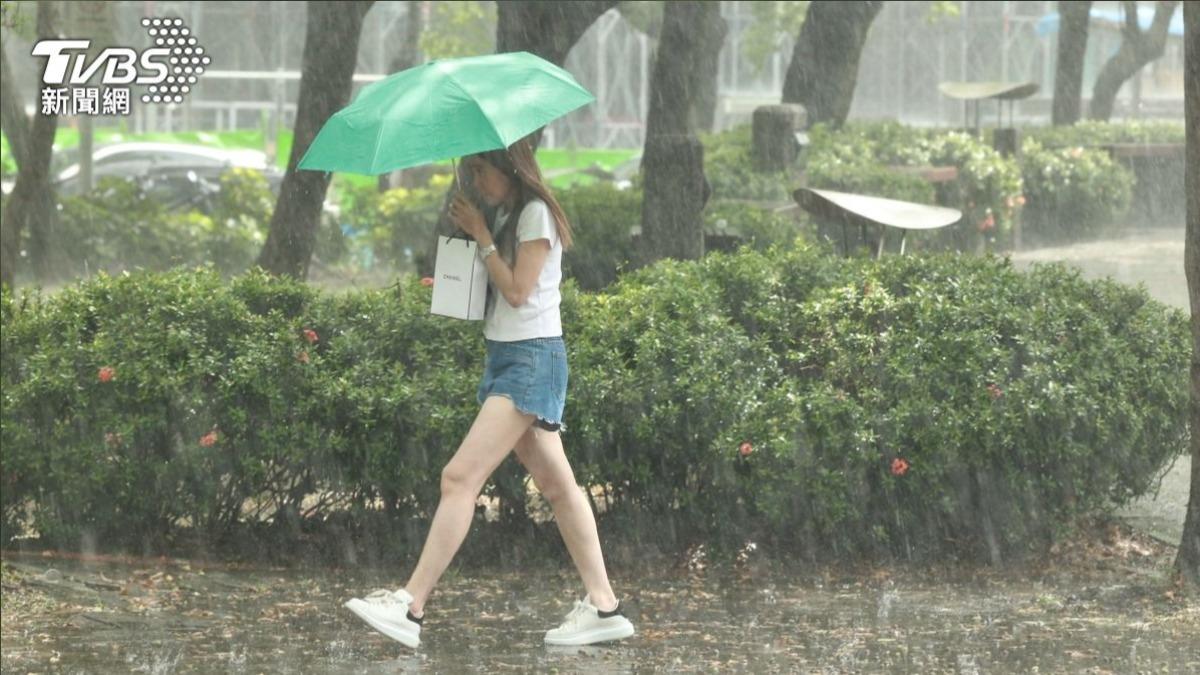 天氣/要變天了!鋒面殺到「2區雨最猛」 氣溫溜滑梯↓5°C