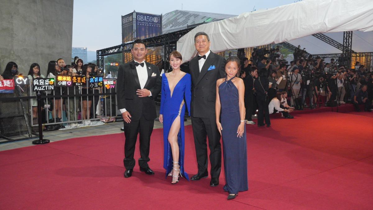 金鐘59/蔡逸帆首入圍爆哭2次!「深V火辣戰袍」揪帥尪女兒驚豔紅毯