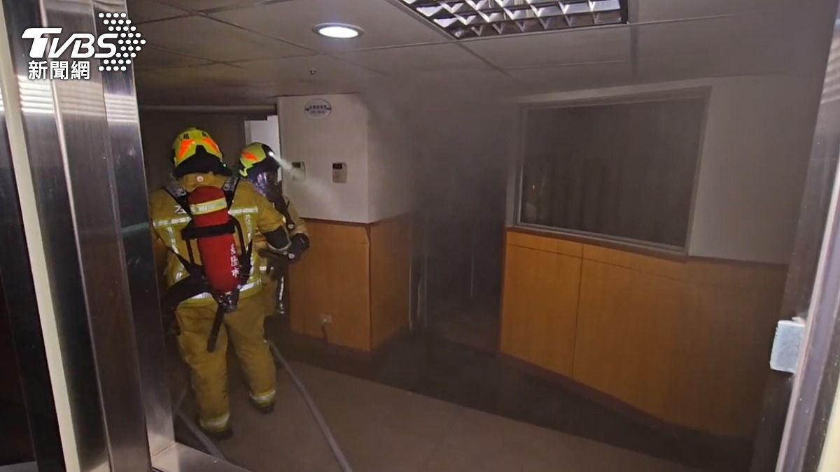 基隆市議會疑似天然氣鍋爐爆炸引發火警。(圖/TVBS)