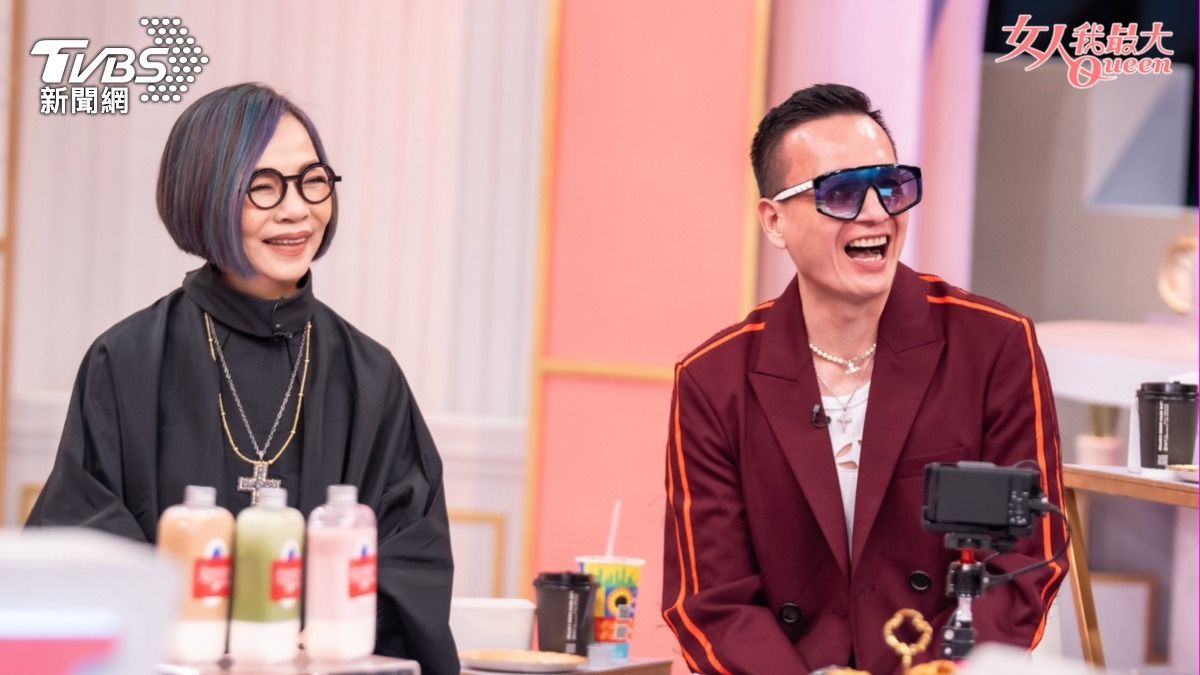 小鐘笑稱小S有一年穿「寺廟在身上」，引發眾人歡笑。（圖／TVBS）