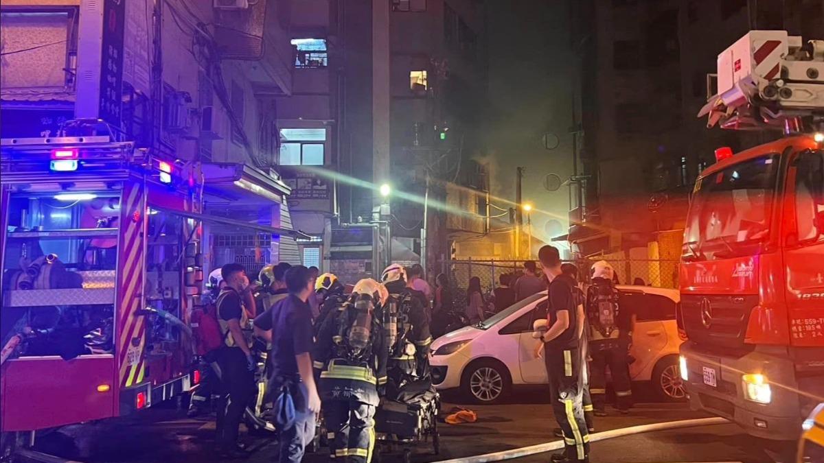 共13輛消防車及2輛救護車、35名消防人員射水灌救。。（圖／翻攝自臺中消防-特搜大隊大誠分隊臉書）