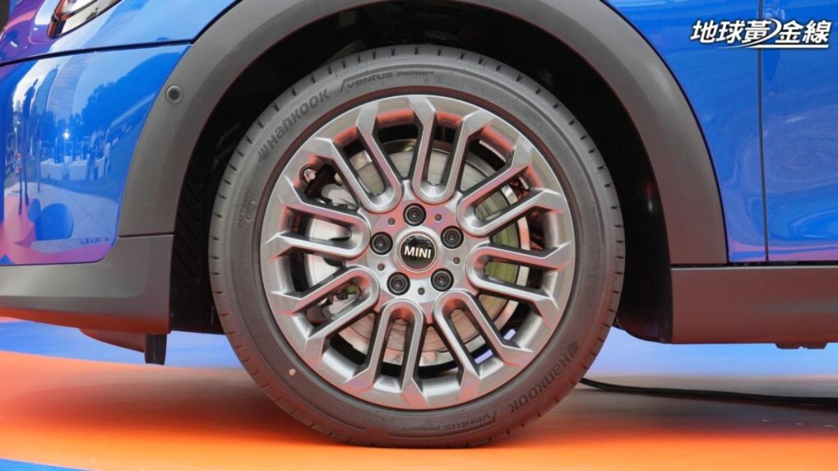 發表會現場展示的Cooper C,車上搭載17吋輪圈。(圖/地球黃金線)
