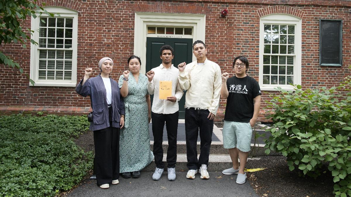 哈佛屈服中共?中國大使演講台裔生喊自由「被陸生架走」 抗議反遭懲