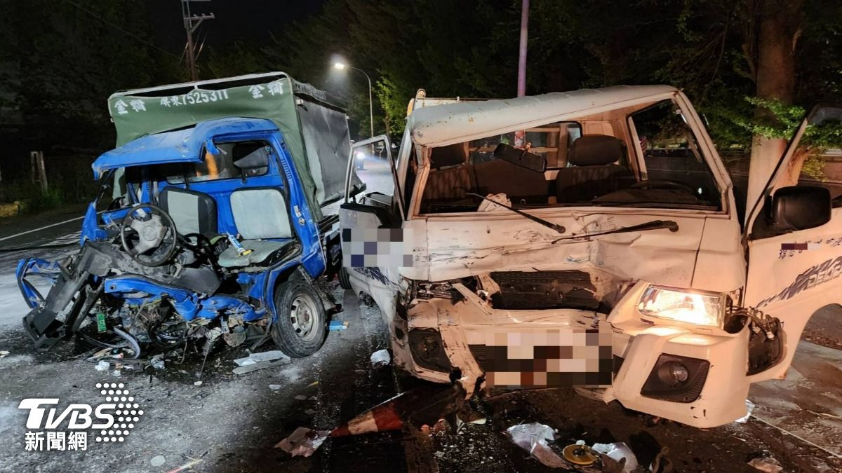 屏東男醉茫開小貨車上路 逆向猛撞「車頭夾扁」3人急送醫