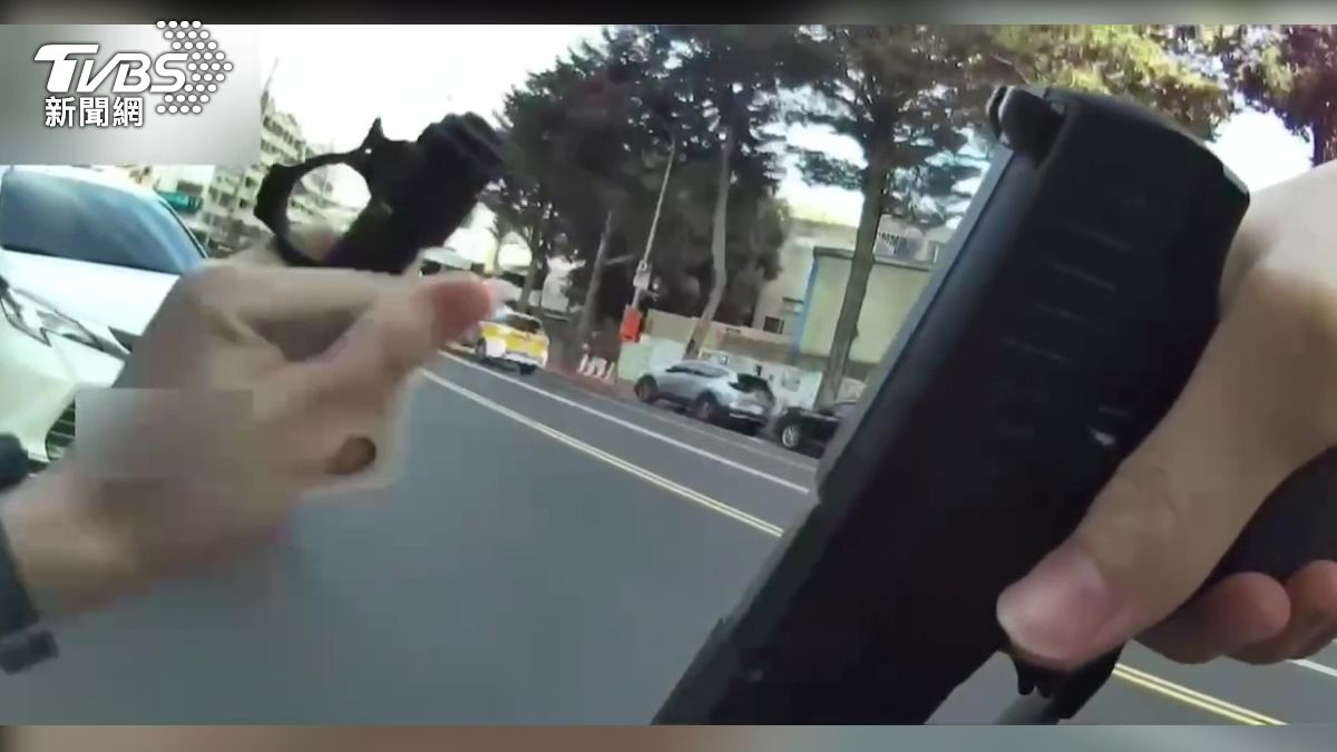 違停買「白種元最愛香腸」遭警拔槍!車主嚇壞「執法時機」遭質疑 警局回應了