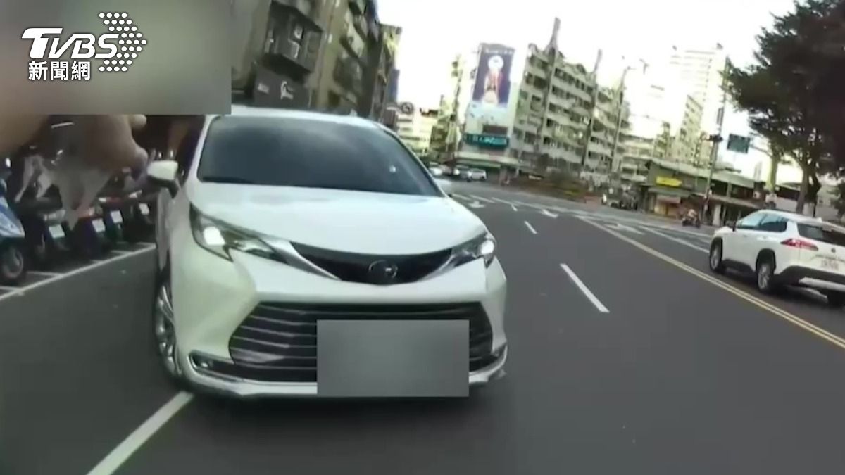 駕駛帶家人違停購物不理警方取締引發執法時機討論。（圖／TVBS）