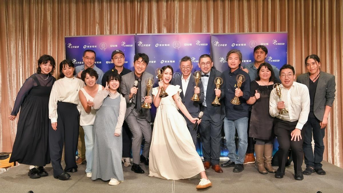 《換個爸媽過幾天 》製作團隊。 (圖/公視提供)