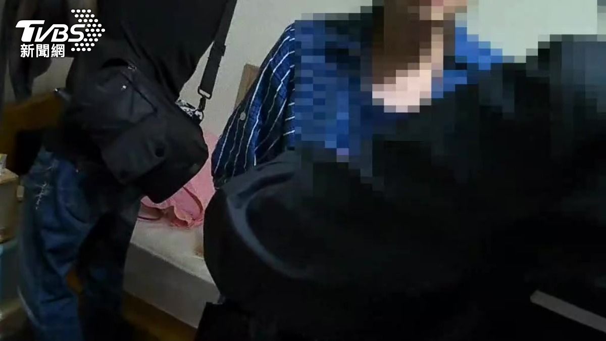 警方上門查緝時,另外發現同住室友為通緝犯還查獲毒品全案依法送辦。(圖/TVBS)