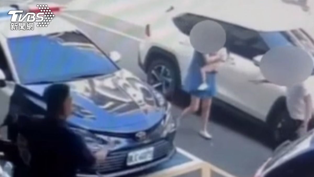 2歲女童喝奶突失去意識!父母嚇壞狂呼「寶貝」 警急開道護送