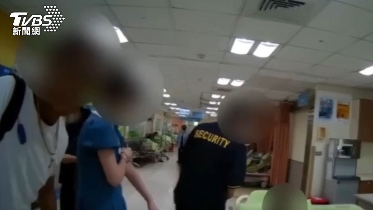 所幸自強所警方當機立斷協助開道送醫,讓夫妻倆感激直喊謝謝。(圖/TVBS)