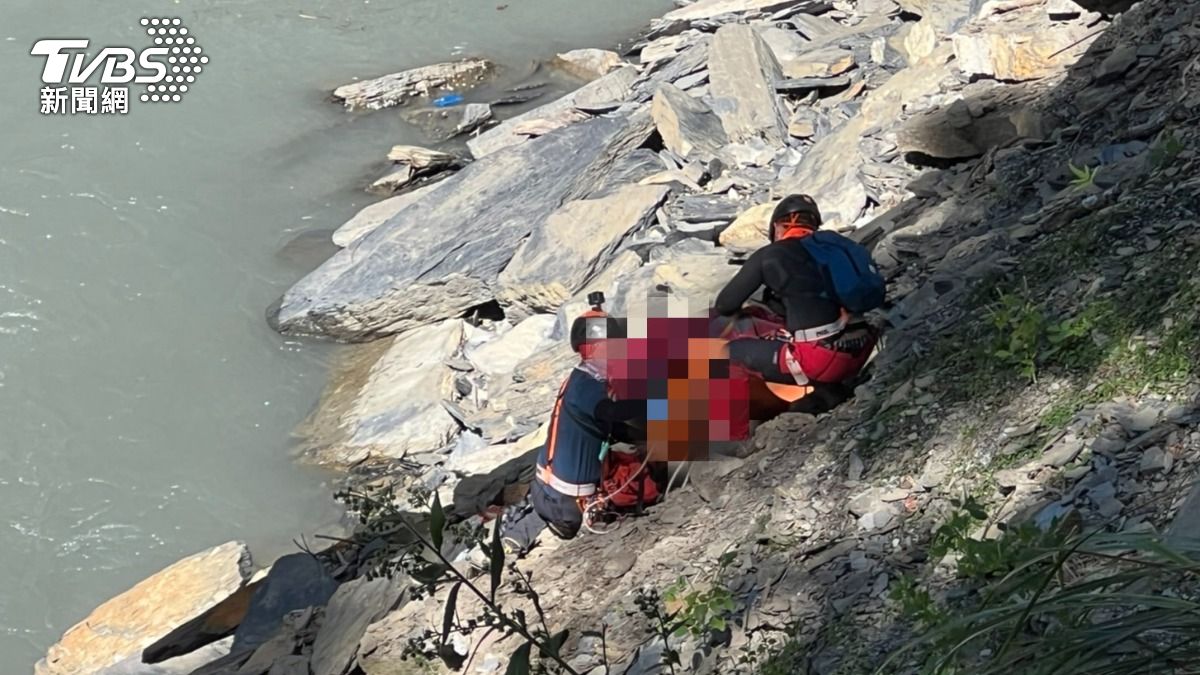 救護人員隨即至溪谷接觸傷者,只是謝女已明顯死亡。(圖/TVBS)