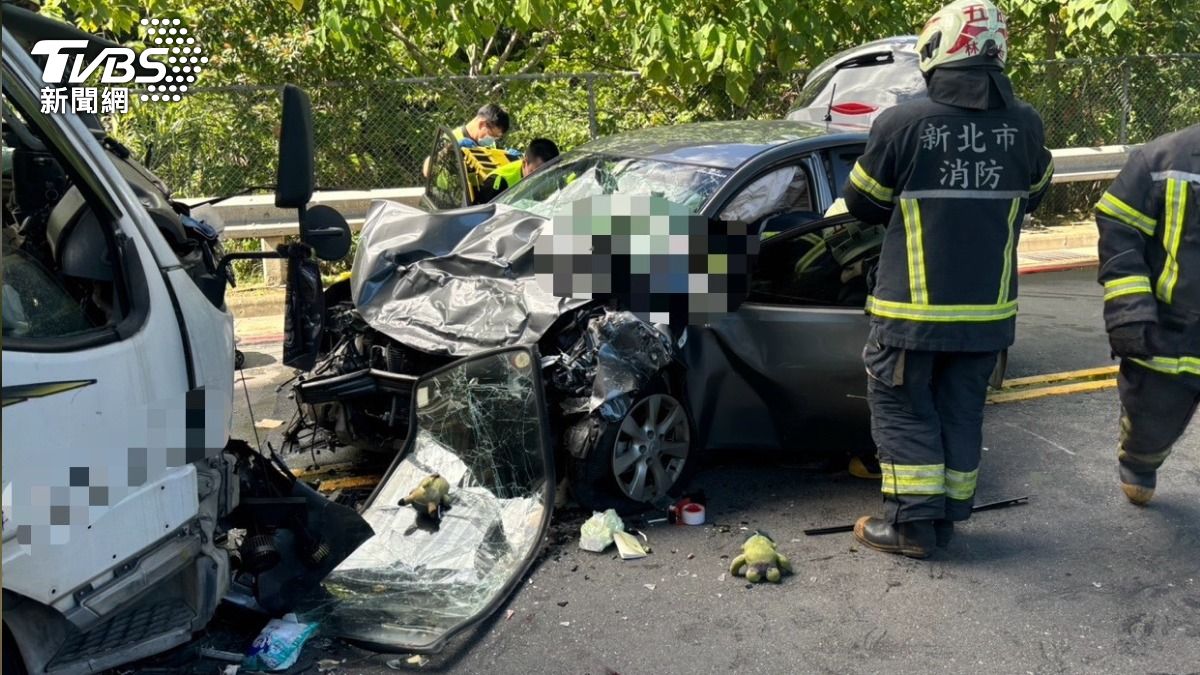 快訊/新北五股抽水站嚴重車禍! 貨車與轎車對撞4人傷