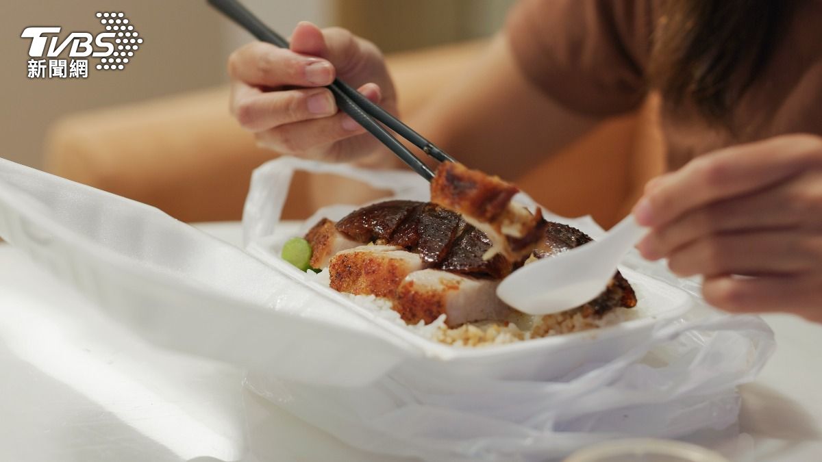 中午獨自吃飯很怪?她遭調侃「不想遇到同事」 過來人曝:超自在