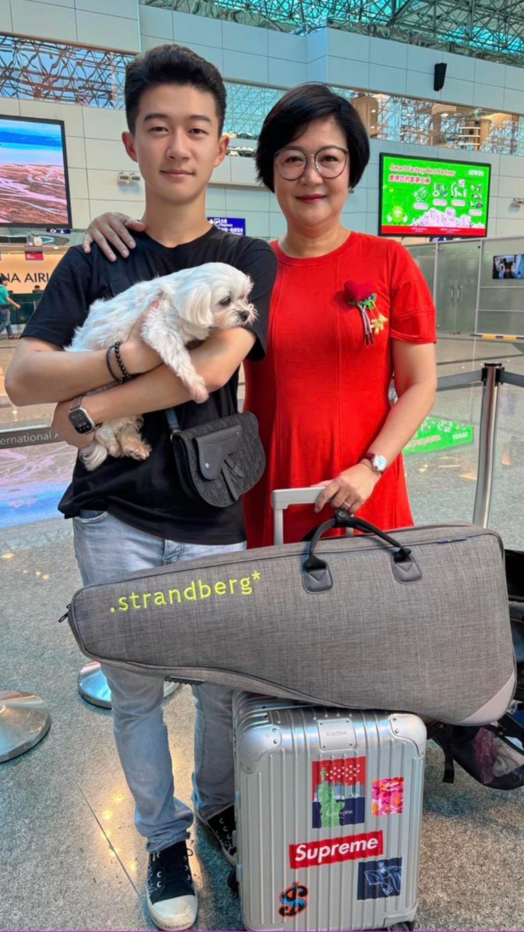 崔佩儀過去外出時常著愛犬「妹妹」。(圖/翻攝崔佩儀臉書)